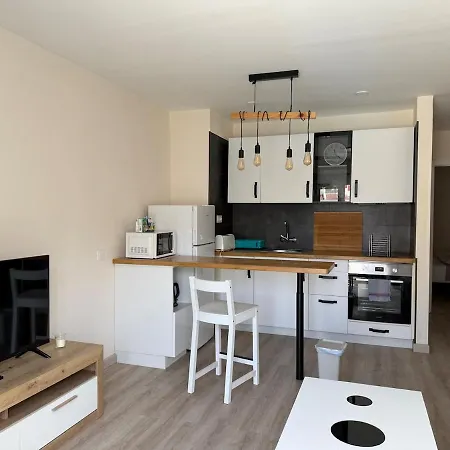 Centrally Located M, Bright And Sunny With Terrace And Pool Views Appartamento Playa de las Americas (Tenerife)