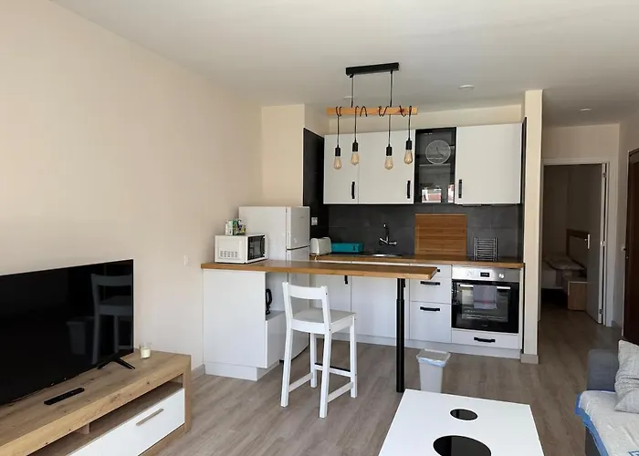 Centrally Located M, Bright And Sunny With Terrace And Pool Views Appartamento Playa de las Americas (Tenerife)