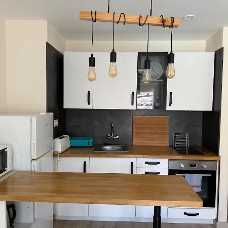 Centrally Located Bright And Sunny With Terrace And Pool Views M