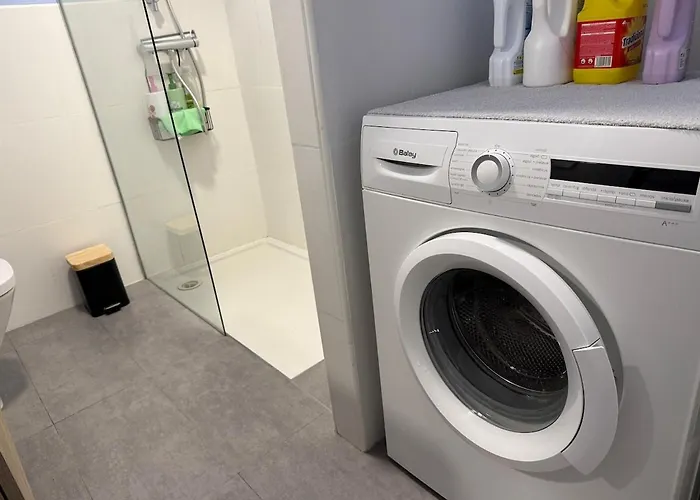 Centrally Located M, Bright And Sunny With Terrace And Pool Views 公寓